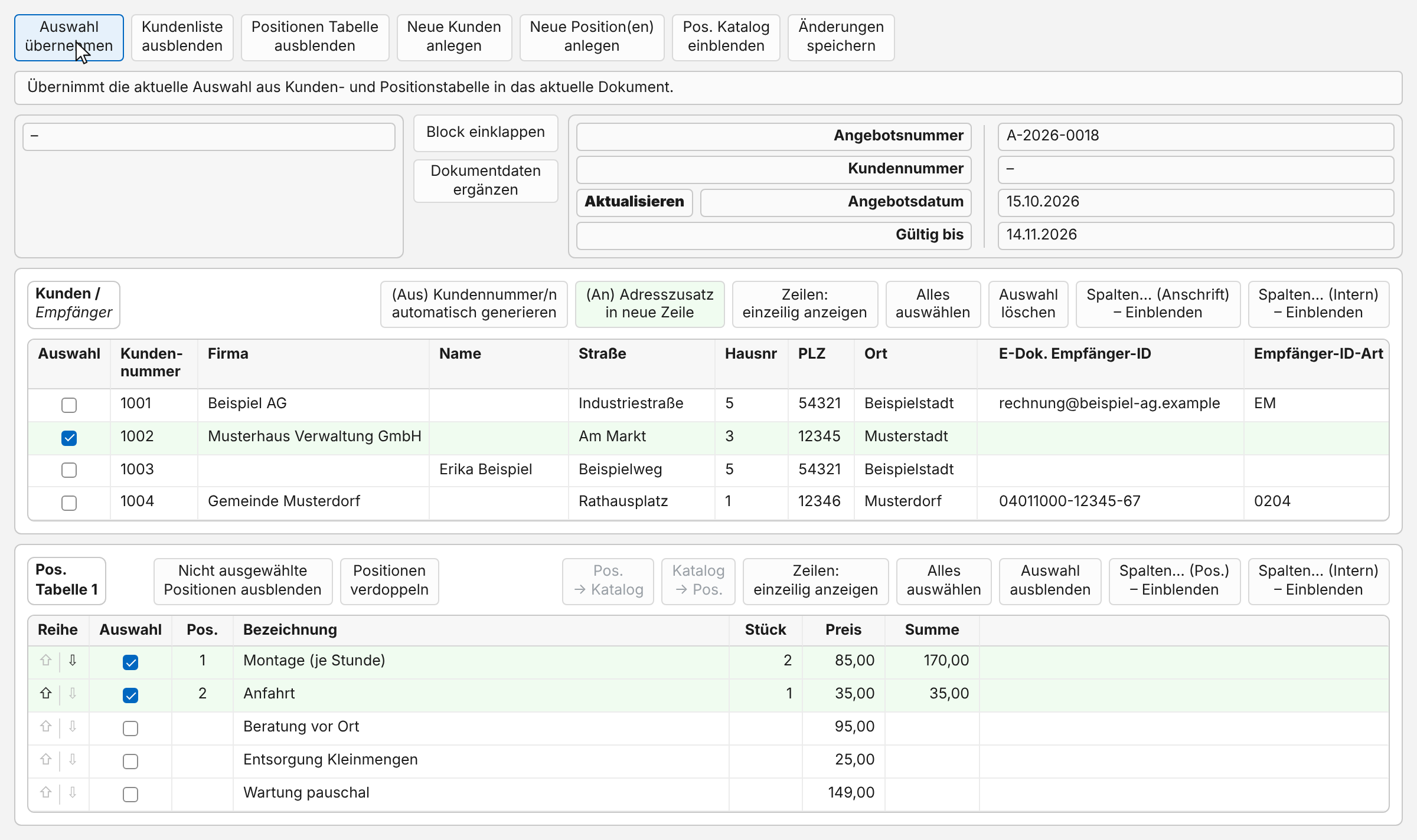 Arbeitsfläche eines neuen Angebots: Dokumentdaten mit Angebotsnummer A-2026-0018, Angebotsdatum und „Gültig bis“; in der Kundenliste ist ein Kunde angehakt und grün, in der Positionstabelle sind zwei Positionen mit Stück und Summe angehakt; der Zeiger steht auf „Auswahl übernehmen“