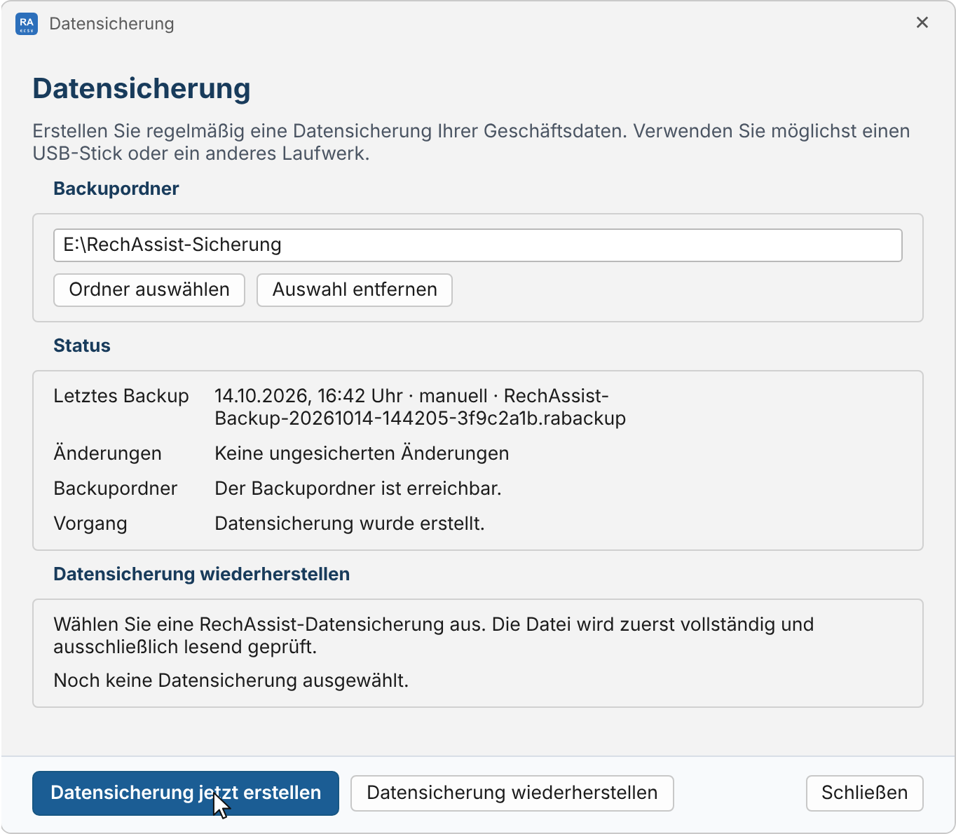 Fenster Datensicherung: Backupordner E:\RechAssist-Sicherung, unter Status das letzte Backup vom 14.10.2026 und die Meldung „Datensicherung wurde erstellt.“, unten der Knopf „Datensicherung jetzt erstellen“
