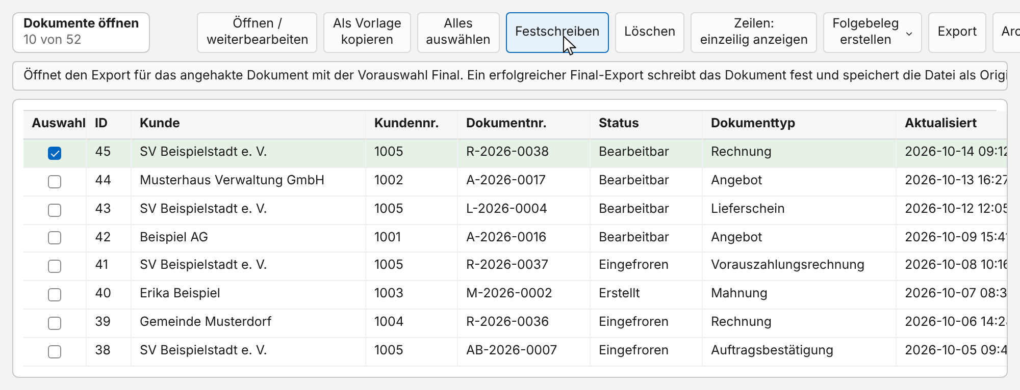 Dokumentliste: eine bearbeitbare Rechnung ist angehakt, der Zeiger steht auf „Festschreiben“, die Statuszeile erklärt den Knopf; in der Spalte Status stehen Bearbeitbar, Eingefroren und Erstellt