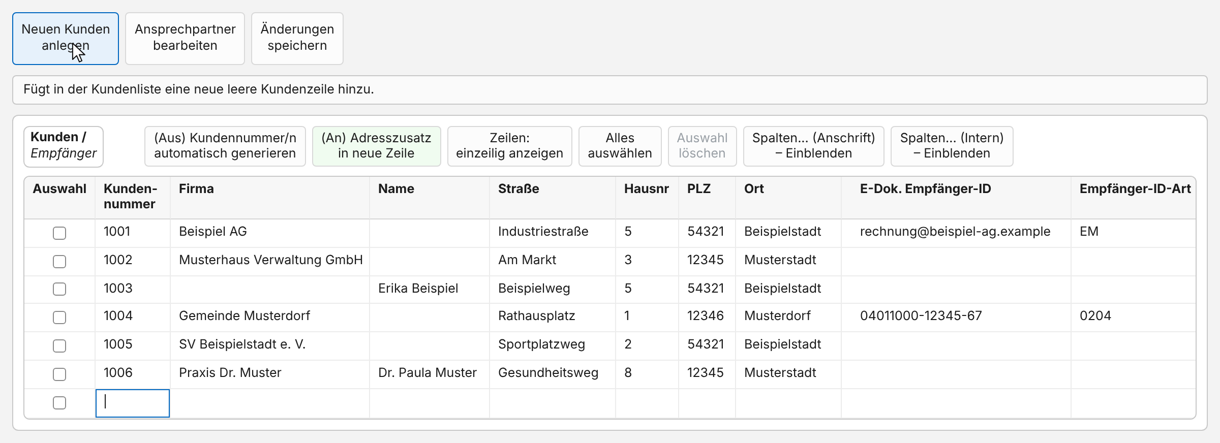 Kundenliste mit sechs Musterkunden und einer neuen leeren Zeile, der Cursor steht in der Spalte Kunden-nummer; oben die Knöpfe „Neuen Kunden anlegen“, „Ansprechpartner bearbeiten“ und „Änderungen speichern“, darunter die Kopfknöpfe der Karte „Kunden / Empfänger“