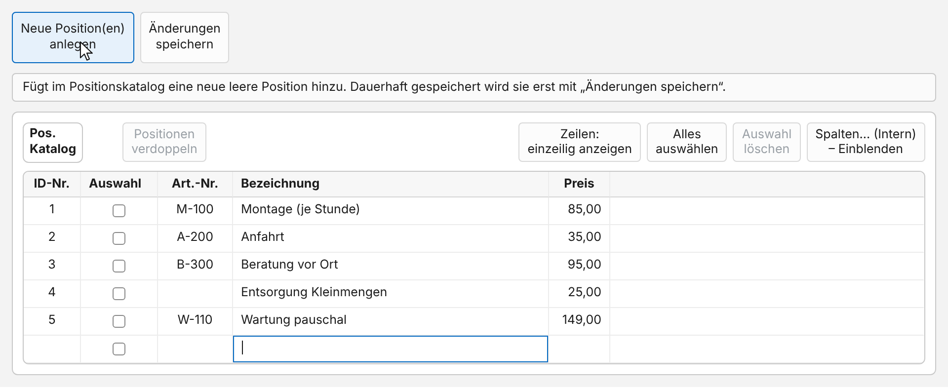 Positionskatalog mit fünf Musterpositionen in den Spalten ID-Nr., Auswahl, Art.-Nr., Bezeichnung und Preis, Preise mit Komma, und einer neuen leeren Zeile ohne ID-Nr.; der Cursor steht in der Spalte Bezeichnung, der Zeiger auf „Neue Position(en) anlegen“