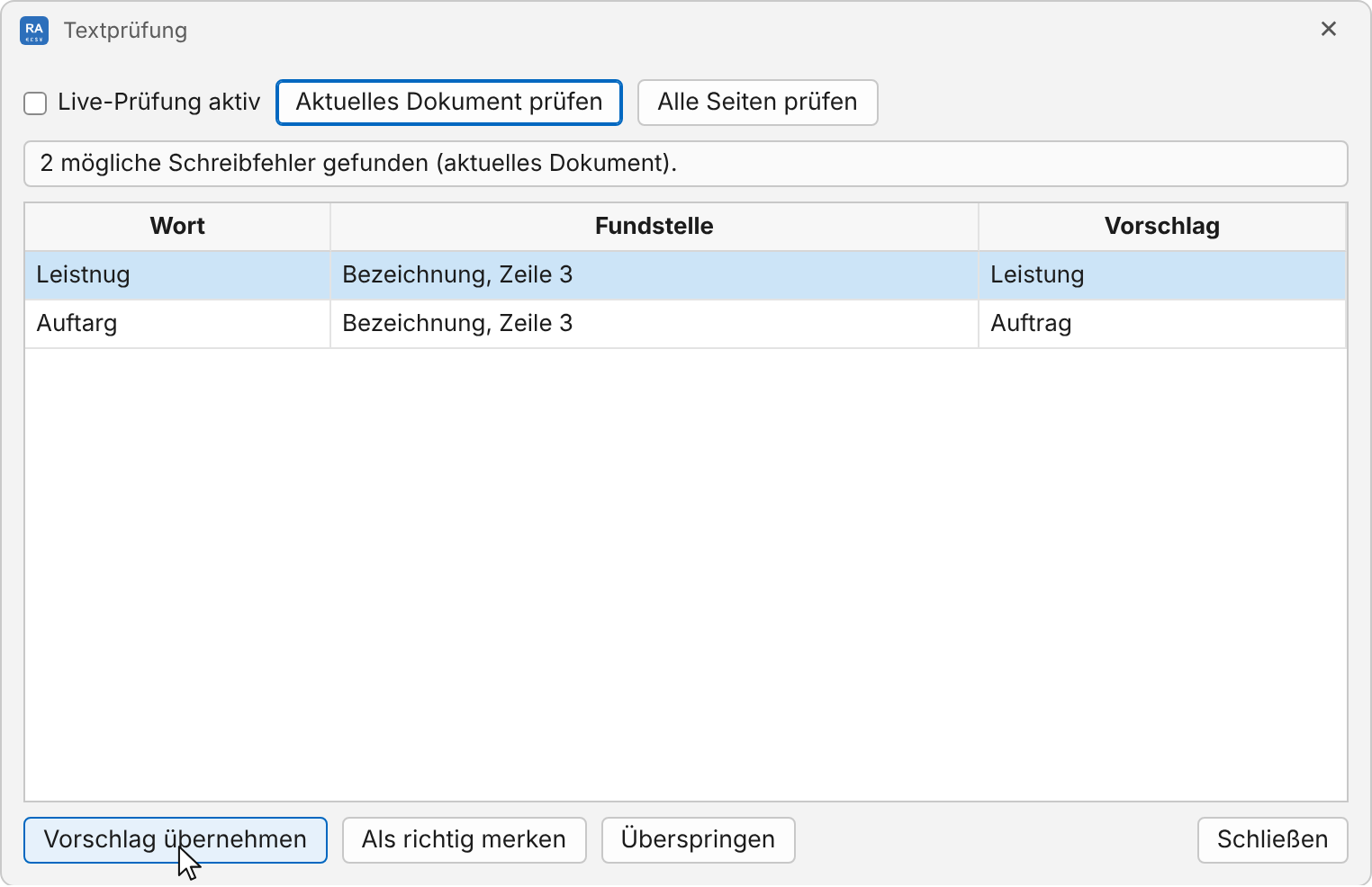 Fenster Textprüfung mit zwei Funden in „Bezeichnung, Zeile 3“: „Leistnug“ mit Vorschlag „Leistung“ und „Auftarg“ mit Vorschlag „Auftrag“; der Zeiger steht auf „Vorschlag übernehmen“